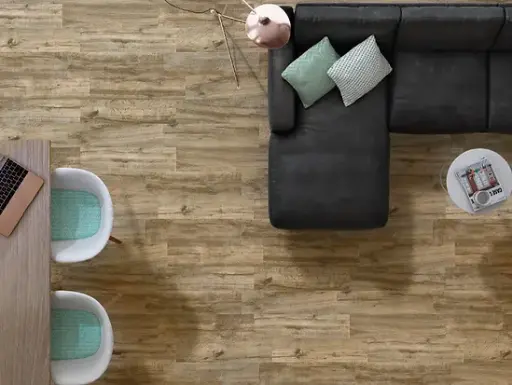 פורצלן דמוי פרקט רקע חום בגידים בהירים וקהים ביחד מראה של עץ טבעי תוצרת ספרד